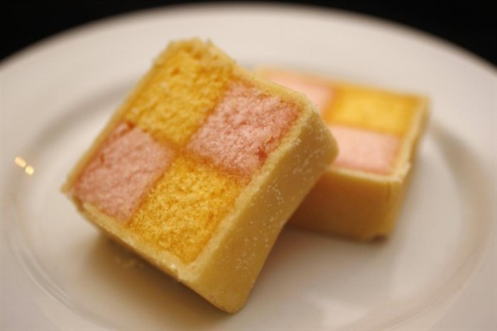 Bánh Battenberg, hay còn gọi là bánh xốp mềm phủ hạnh nhân. Bánh được làm từ các miếng có hình vuông màu vàng & hồng. Được đặt tên để kỷ niệm lễ cưới của Công chúa Victoria với Hoàng tử Louis xứ Battenberg năm 1884 (4 hình vuông tượng trưng cho 4 hoàng tử Battenberg).